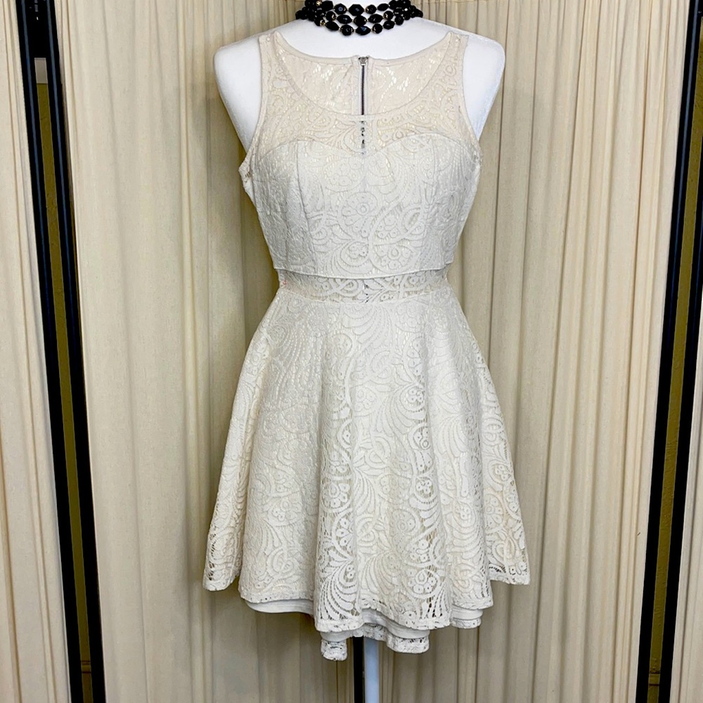 🎉HP🎉GORGEOUS DELICATE LACE DRESS- CREAM WHITE XS - Picture 1 of 10
